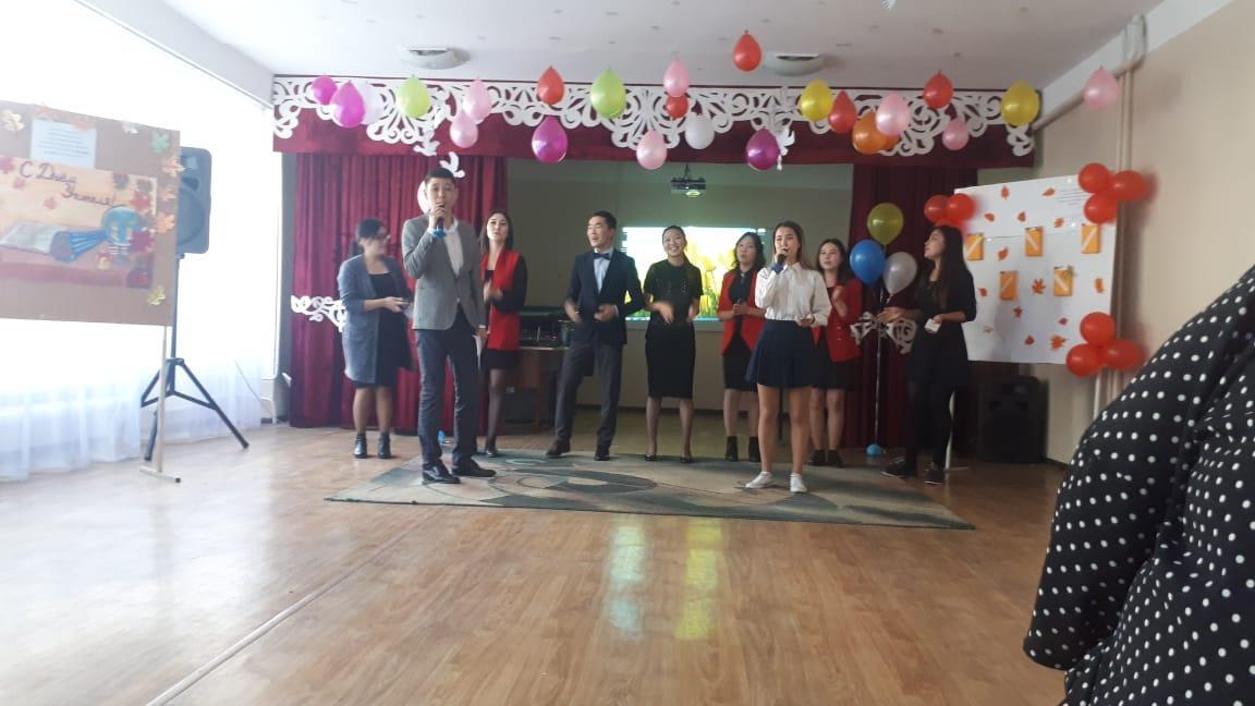 в КГУ "ОШ 135" прошел праздничный концерт, посвященный ко Дню учителей.