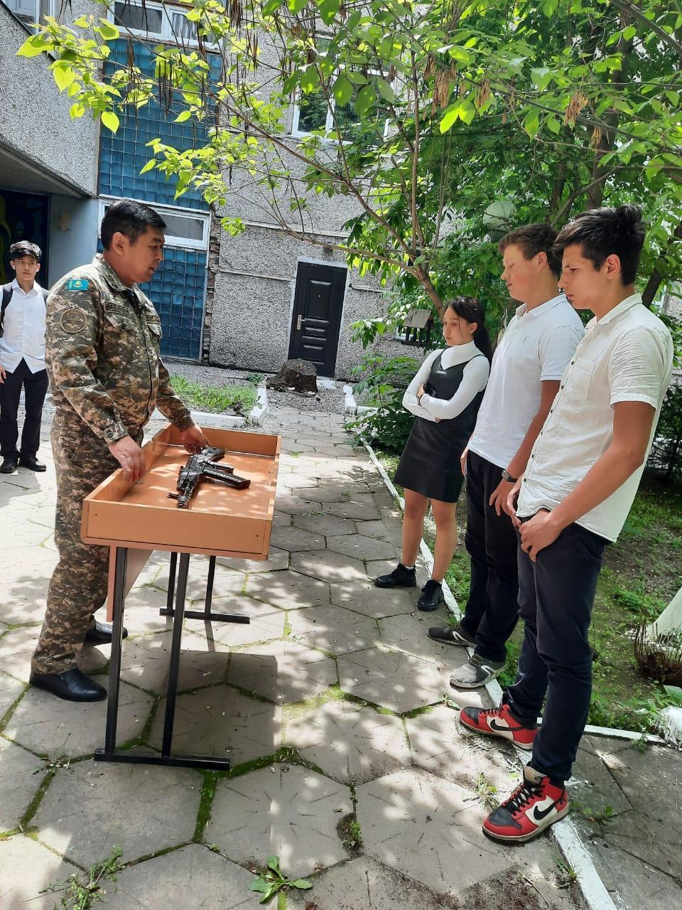 Сборка и разборка автомата среди учащихся 8-11 классов