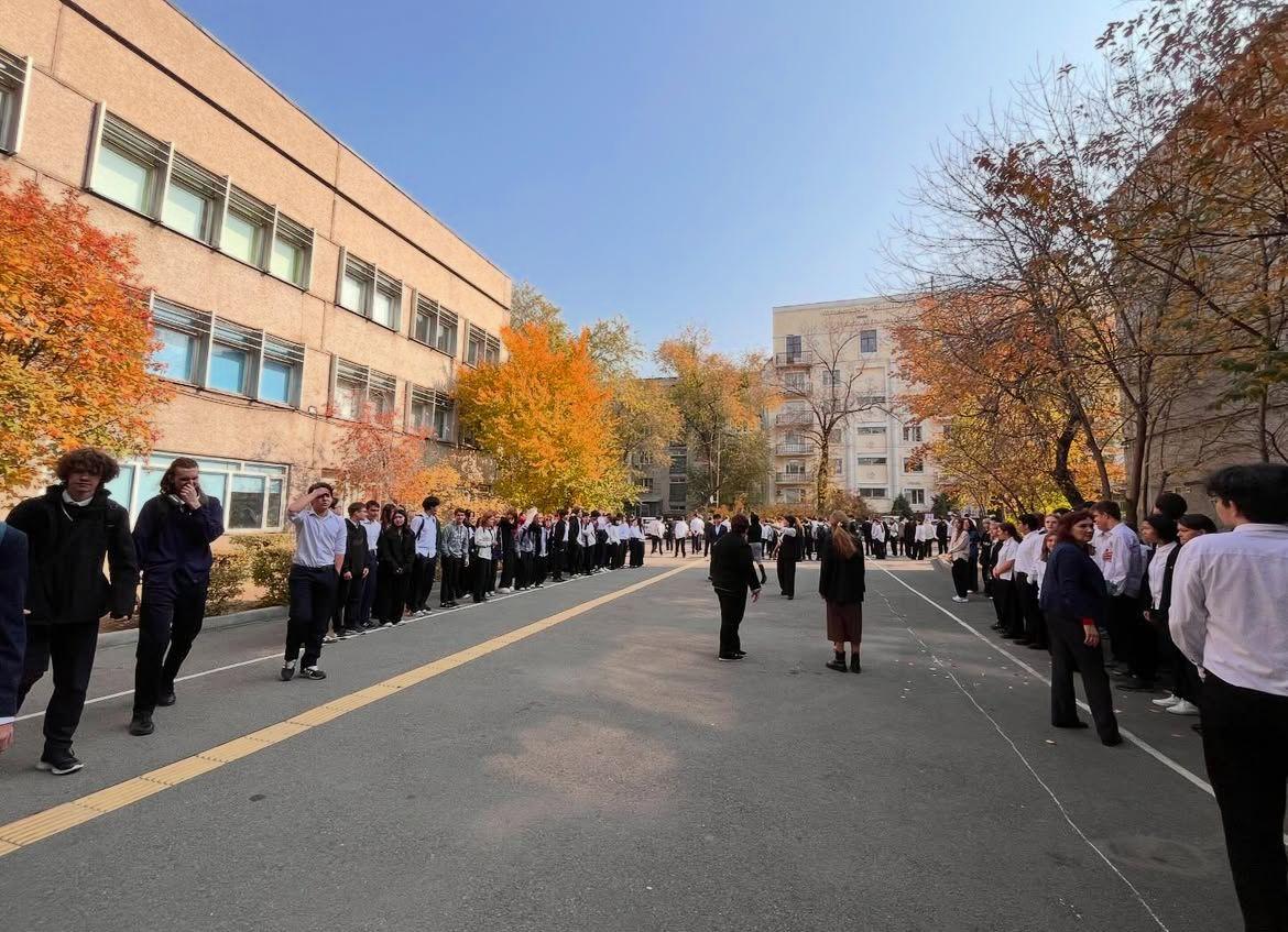 «21 қазан күні мектебімізде сейсмиялық жаттығу өтті, мақсаты — жер сілкінісі жағдайында оқушылар мен педагогтердің іс-қимылдарын пысықтау.»